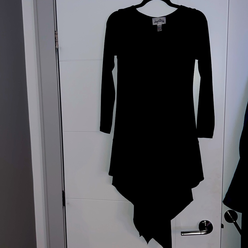 Joseph Ribkoff size 4 but a line so can be worn for anyone up to size 10tunic